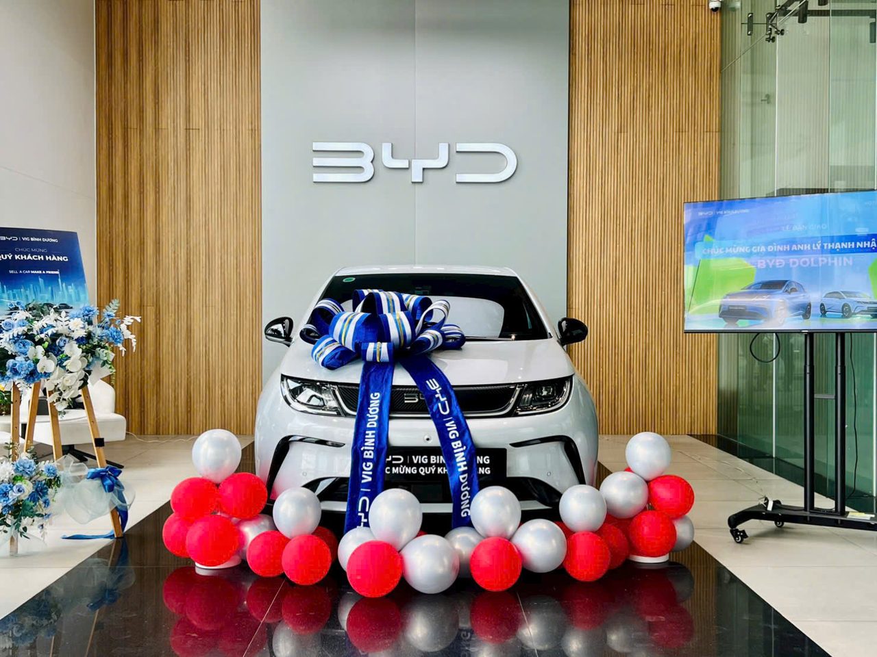 Lễ bàn giao BYD Dolphin 2026 màu trắng tại showroom BYD VIG Bình Dương