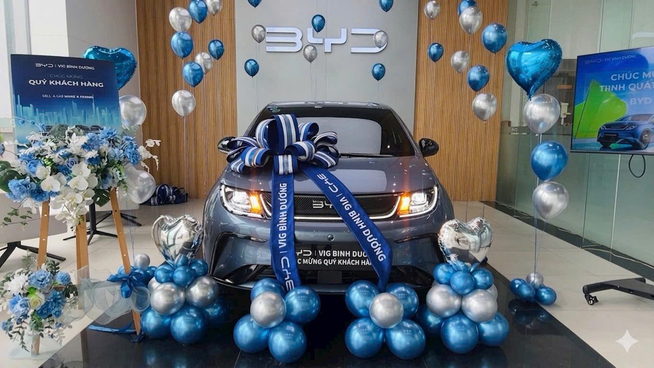 Lễ bàn giao BYD Dolphin 2026 màu xám xanh Atlantis Grey tại showroom BYD Bình Dương