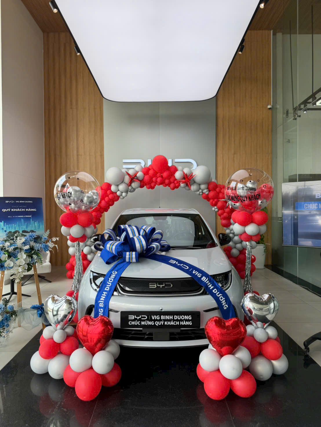 Xe BYD Dolphin 2026 màu trắng trong lễ bàn giao trang trí bóng bay tại BYD Bình Dương