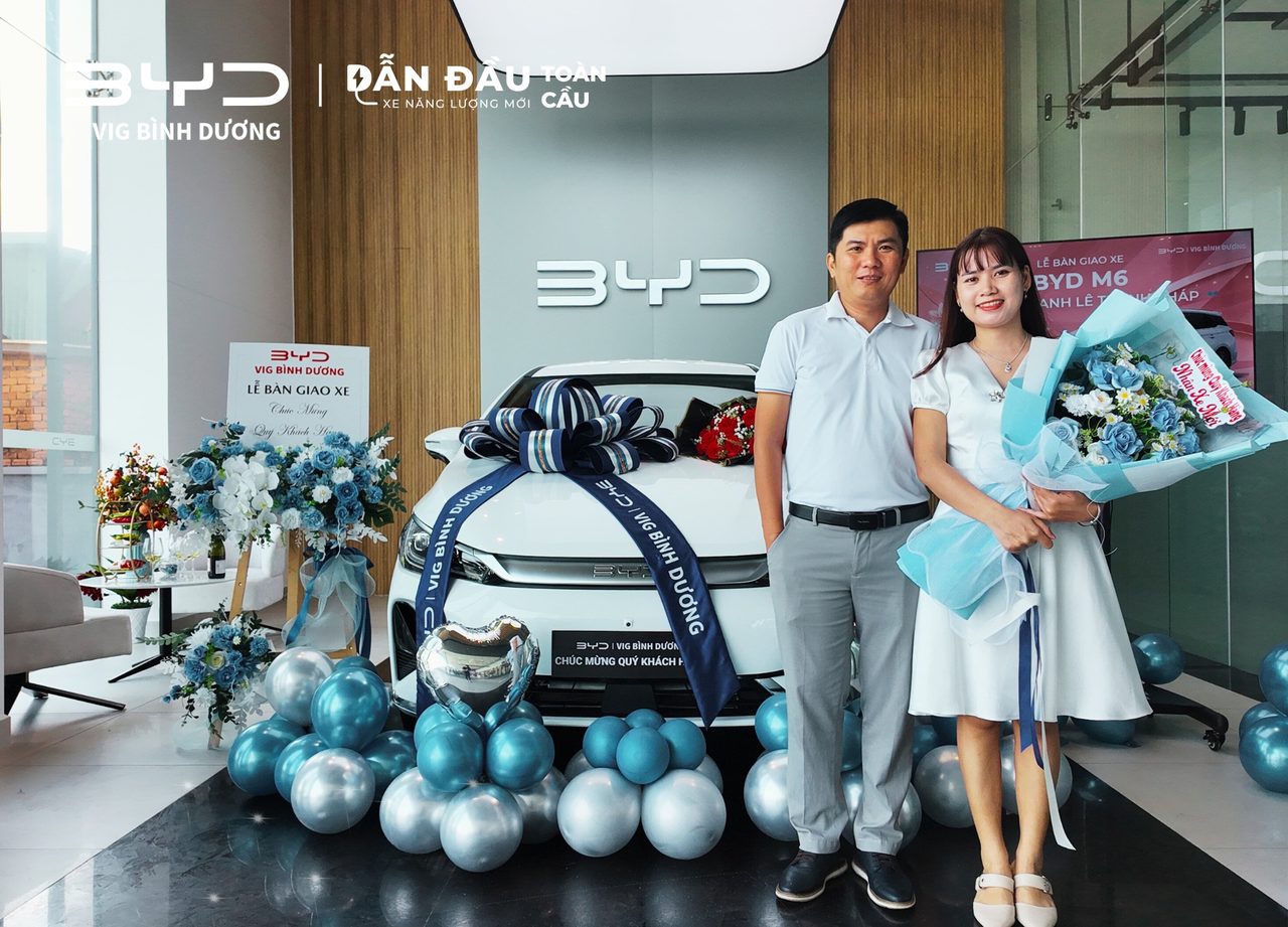 Lễ bàn giao BYD M6 màu trắng cho khách hàng tại showroom BYD Bình Dương