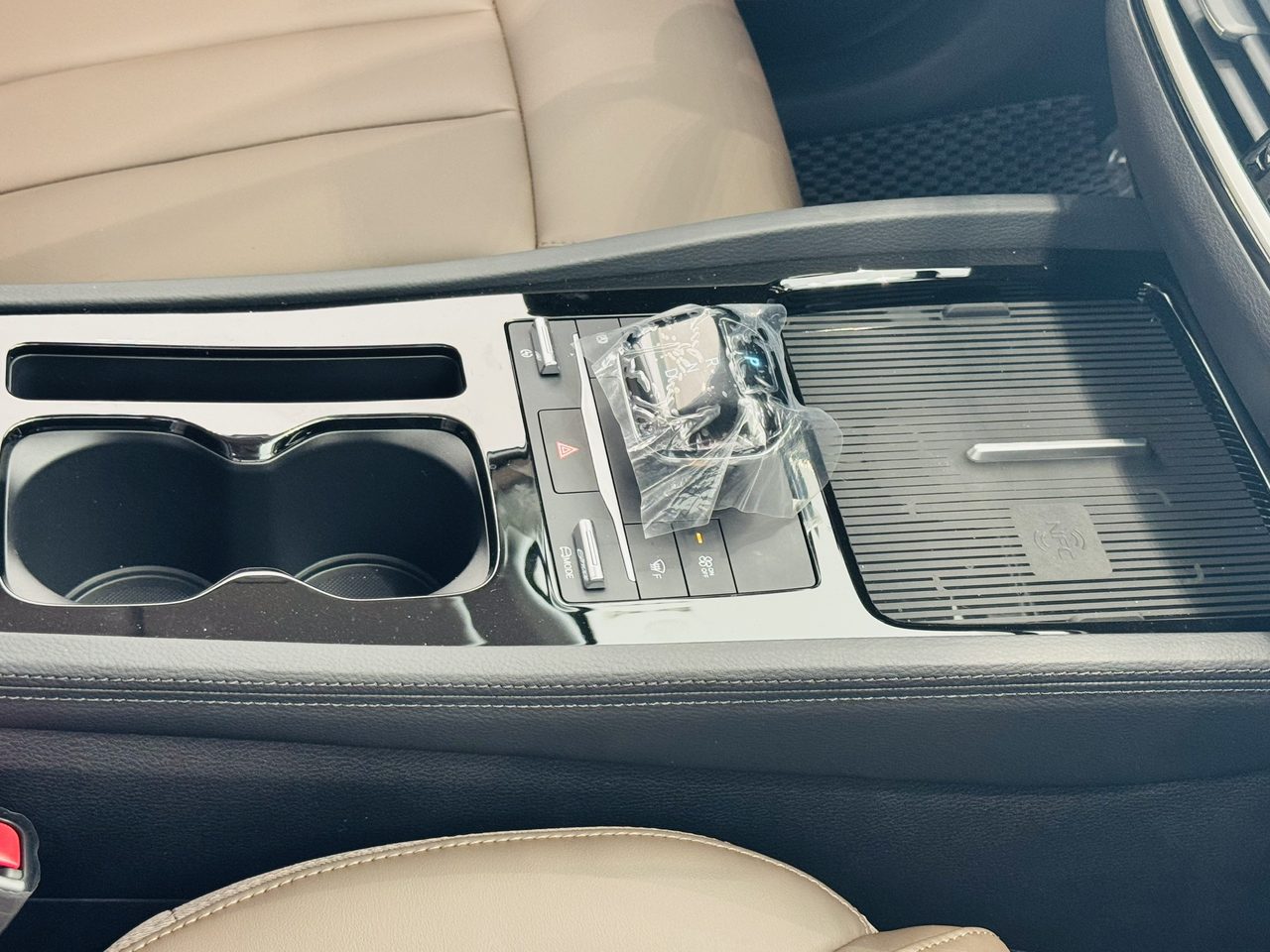 Bệ trung tâm BYD M6 với hộc để ly đôi, cần số điện tử và khay sạc không dây tích hợp NFC