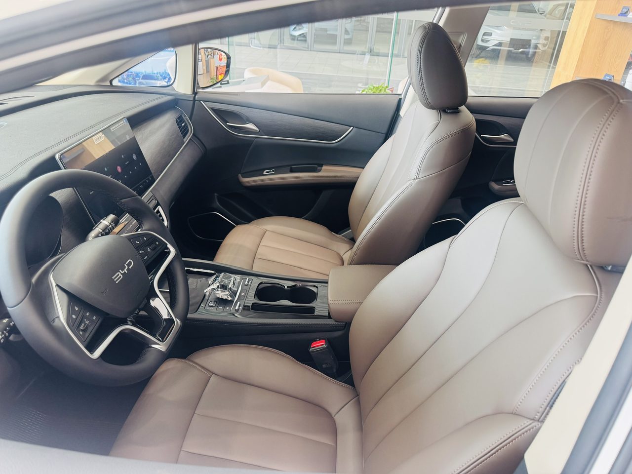 Nội thất BYD M6 hàng ghế trước bọc da nâu kem và màn hình xoay 12,8 inch tại showroom BYD Bình Dương tháng 8/2026