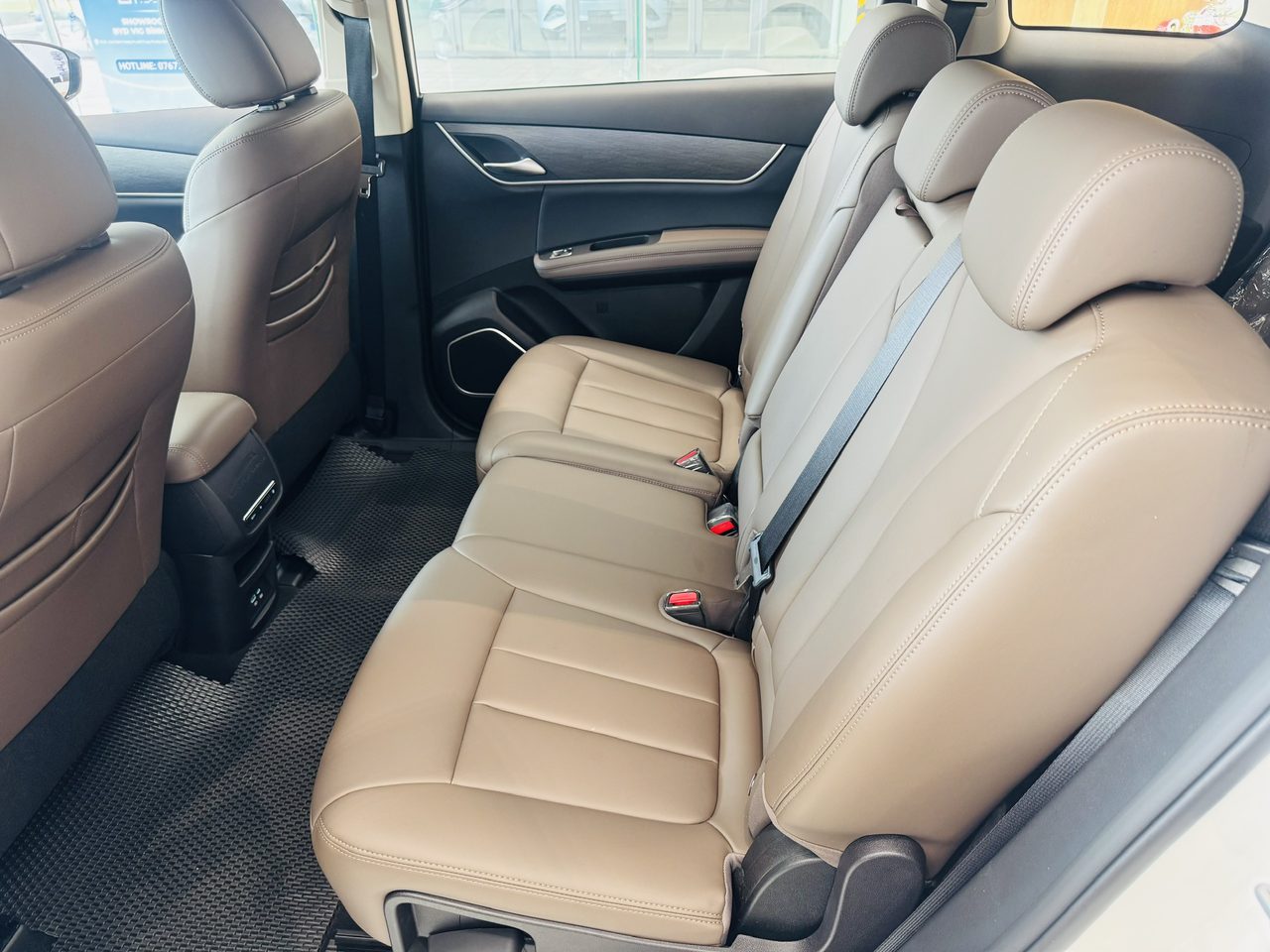 Hàng ghế thứ hai BYD M6 bọc da kem với bệ tỳ tay và cửa gió điều hoà phía sau tại showroom BYD Bình Dương