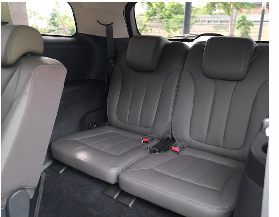 Hàng ghế thứ ba BYD M6 với 2 chỗ ngồi riêng biệt, tựa đầu và dây đai 3 điểm