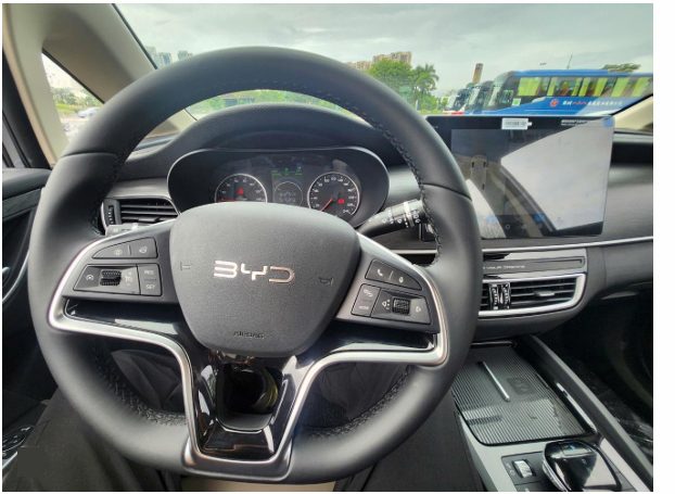 Vô lăng 3 chấu bọc da và cụm đồng hồ điện tử trên BYD M6