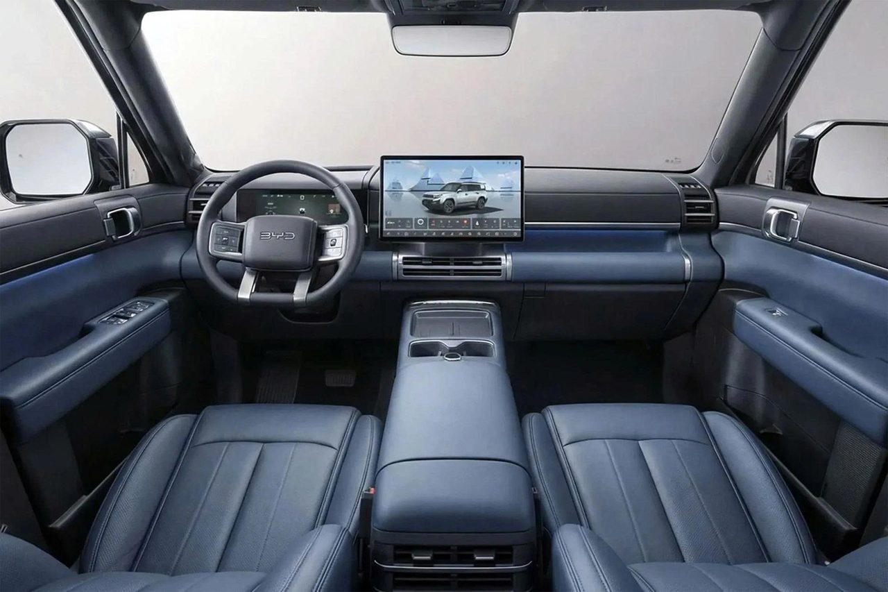Nội thất BYD Ti7 2026 tông xanh navy với màn hình trung tâm cỡ lớn