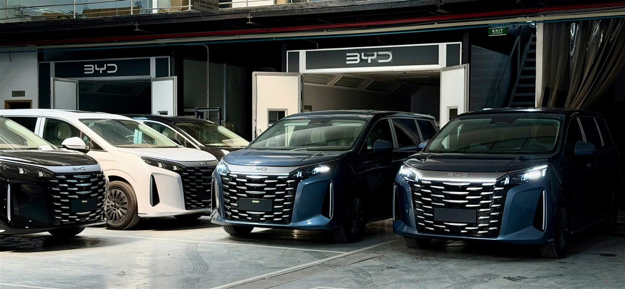 Dàn xe BYD M9 2026 nhiều màu mới tại xưởng BYD, gồm cả tông xanh mới