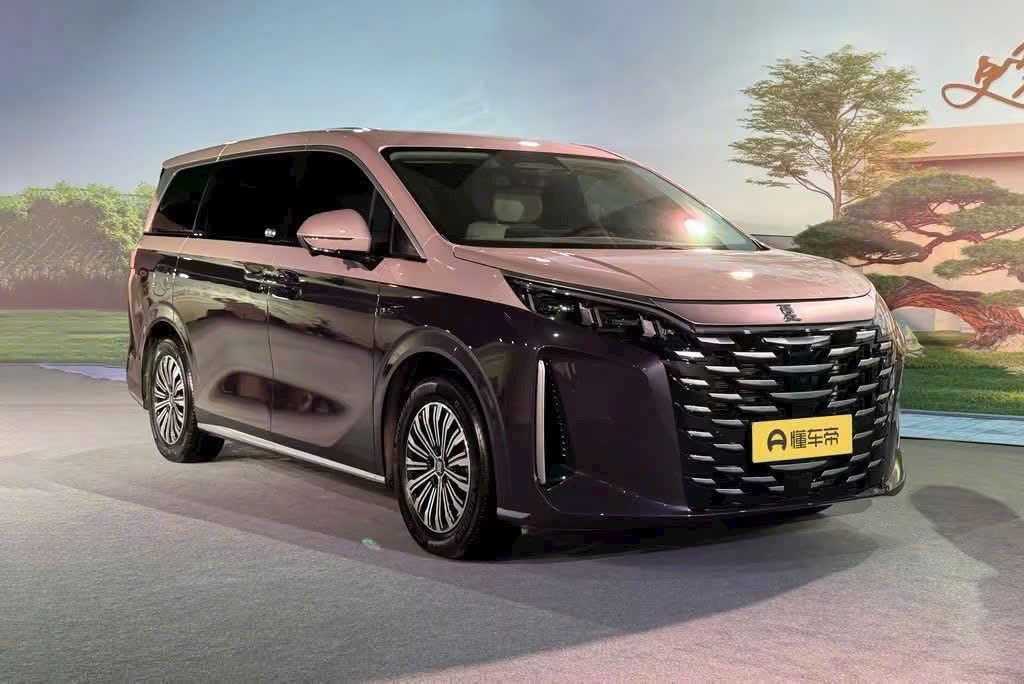 BYD M9 2026 màu mới Tím Vàng Ánh Kim (Glazed Purple-Gold) hai tông màu góc 3/4