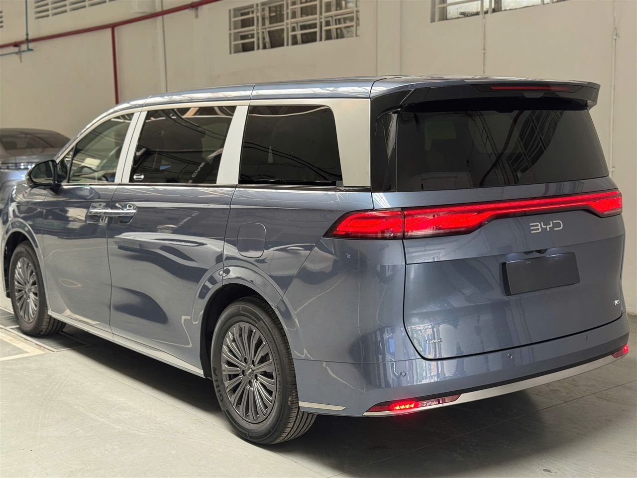 BYD M9 2026 màu Xanh Ngọc Trúc (Bamboo Green) góc 3/4 tại xưởng dịch vụ