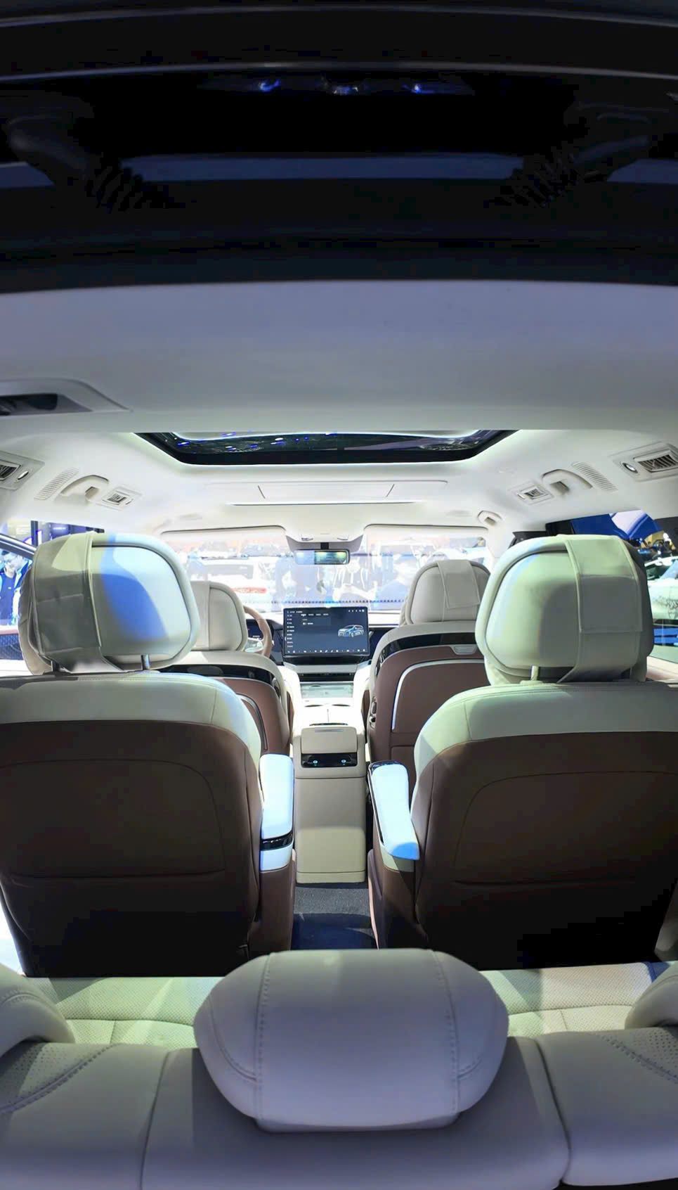 Nội thất cao cấp BYD M9 2026 ghế da hai tông kem nâu