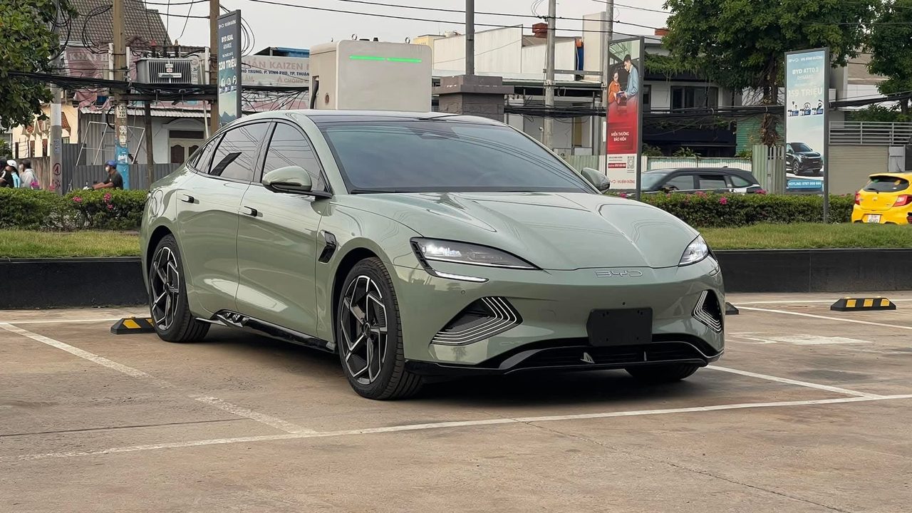BYD Seal lướt màu xanh rêu đã qua sử dụng tại đại lý