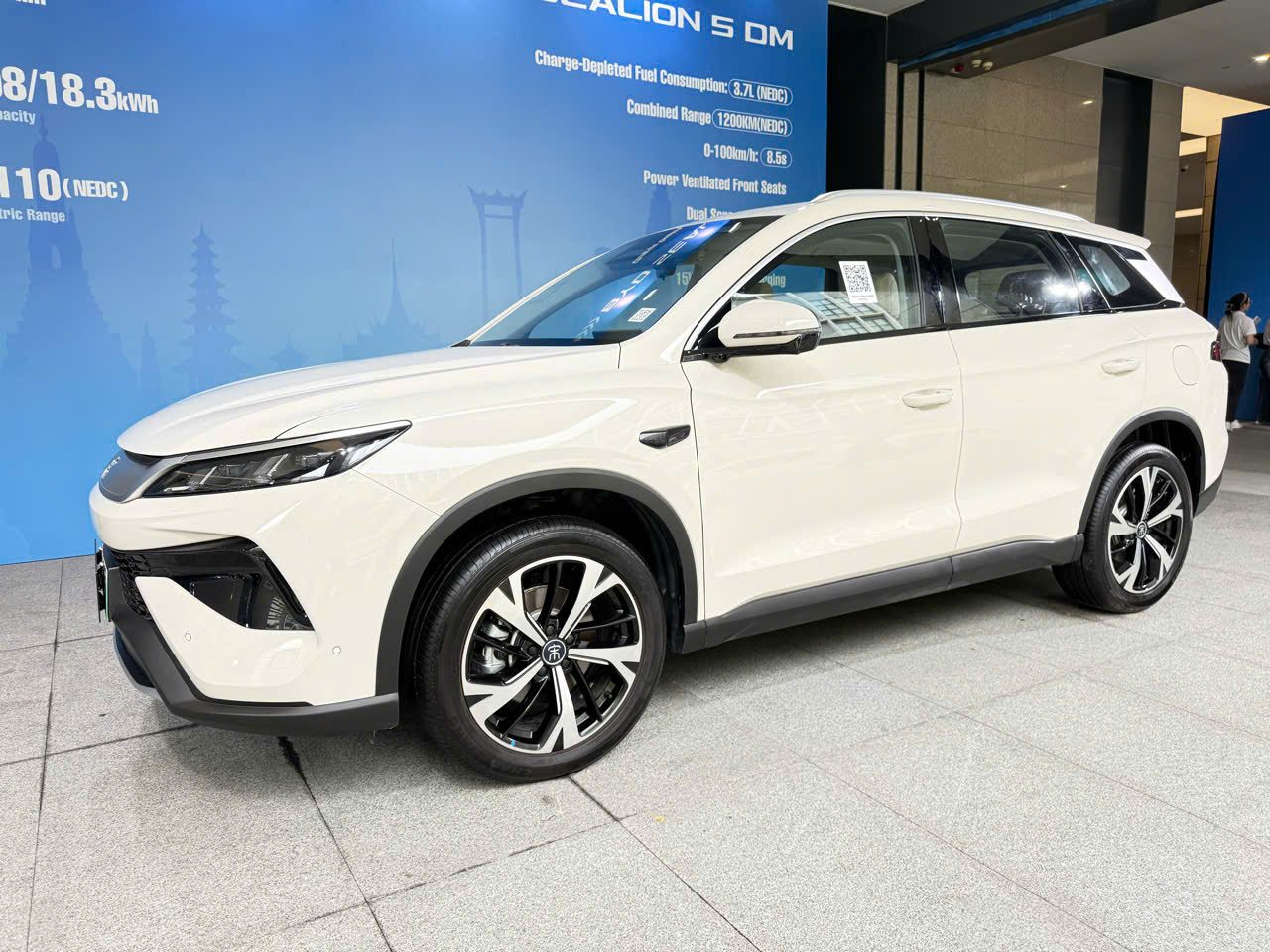 Ảnh thực tế BYD Sealion 5 DM-i tại sự kiện ra mắt - bảng thông số pin và quãng đường thuần điện