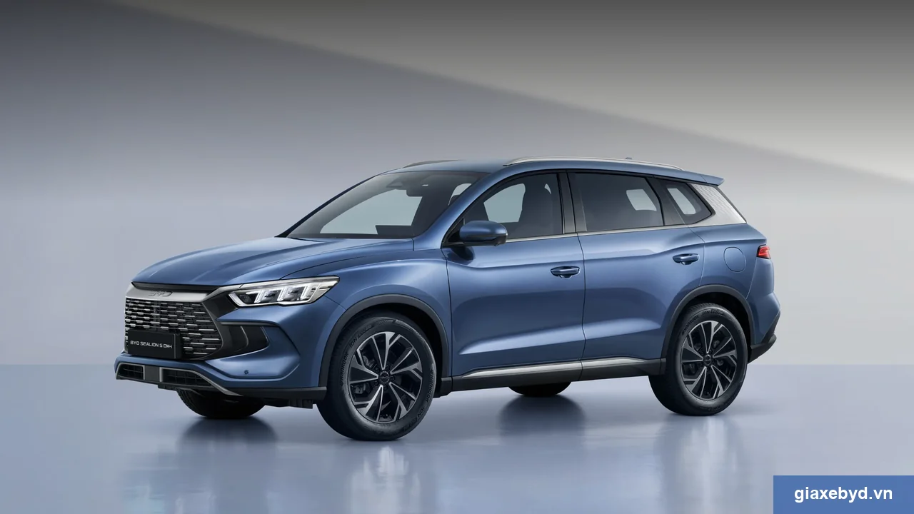 BYD Sealion 5 DM-i góc nhìn ba phần tư phía trước trong studio, SUV hybrid cắm sạc cỡ C
