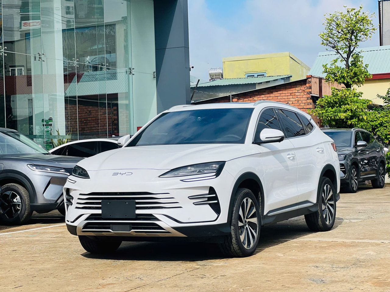 BYD Sealion 6 DM-i 2026 màu trắng - ảnh thực tế tại đại lý BYD