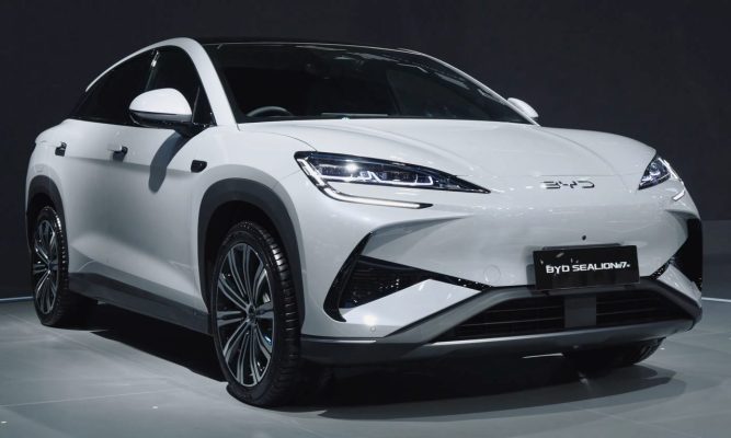BYD Sealion 7 ngoại thất đầu xe với đèn LED chữ U và lưới tản nhiệt kín