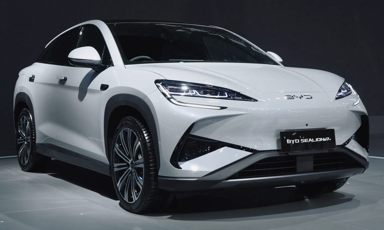 BYD Sealion 7 ngoại thất đầu xe với đèn LED chữ U và lưới tản nhiệt kín