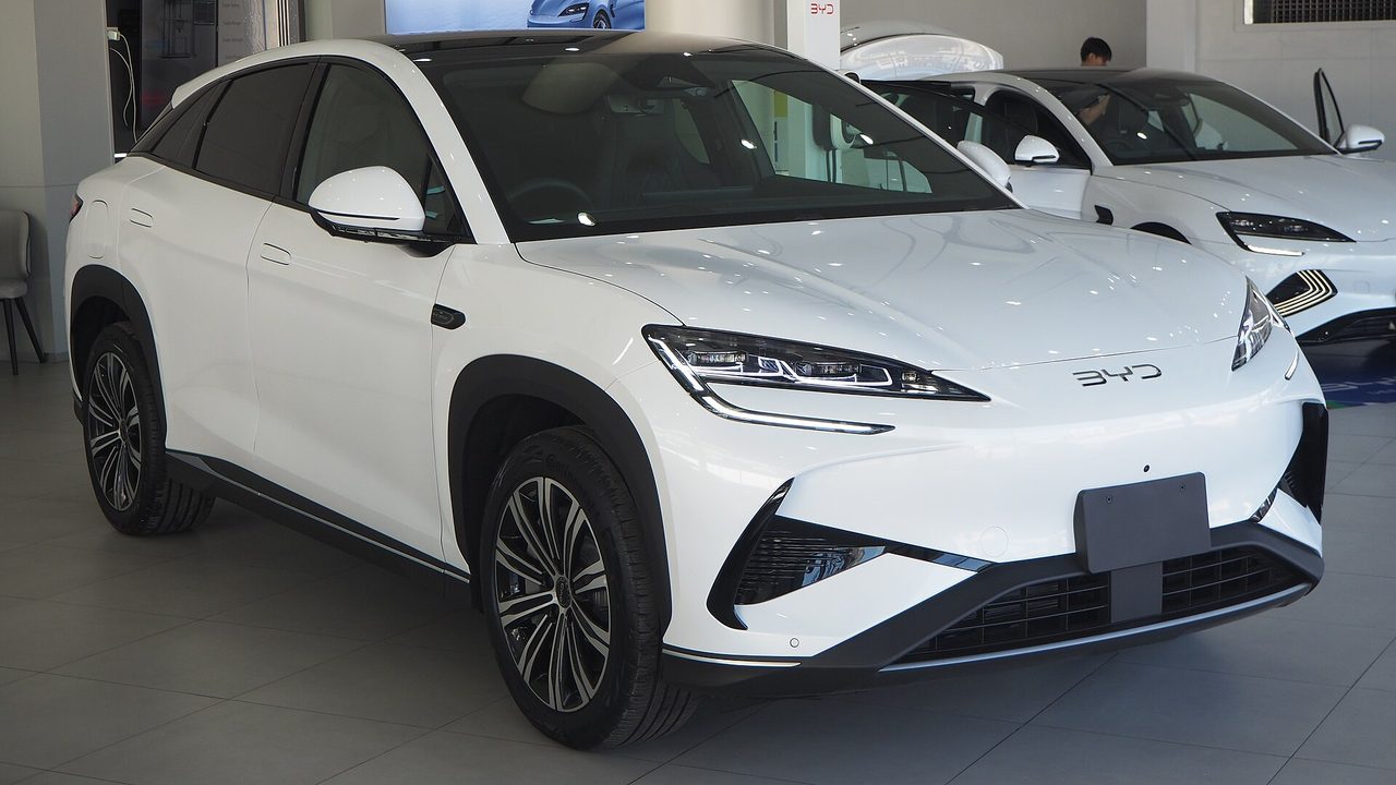 BYD Sealion 7 Premium màu trắng góc 3/4 trước tại showroom BYD