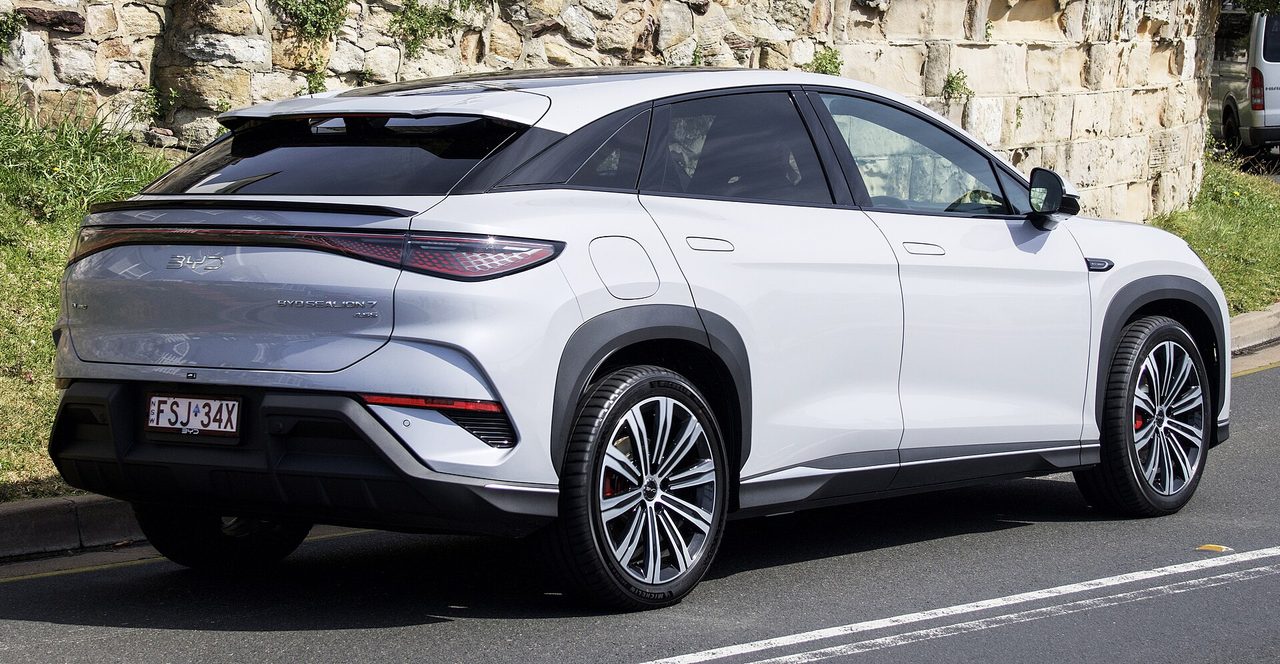 Thân xe BYD Sealion 7 dáng SUV coupe với mái dốc và mâm 20 inch