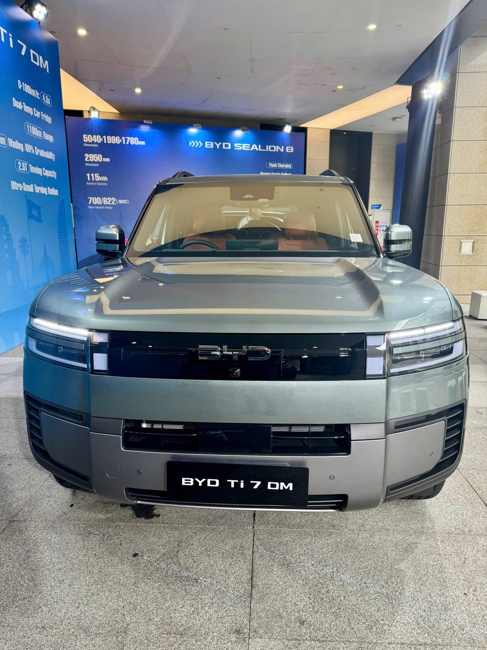BYD Ti7 2026 ảnh thực tế đầu xe chính diện tại sự kiện ra mắt, SUV 7 chỗ plug-in hybrid