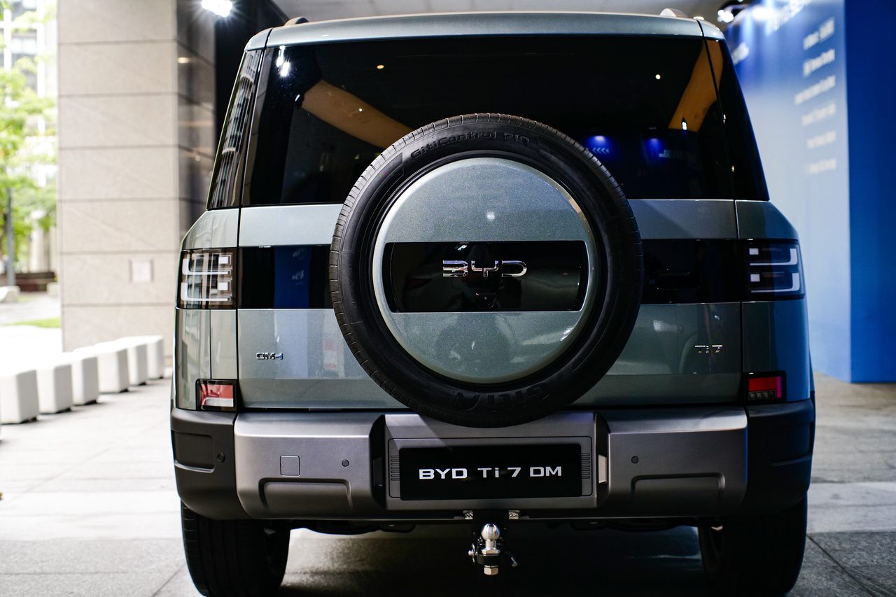 Đuôi xe BYD Ti7 chính diện ảnh thực tế
