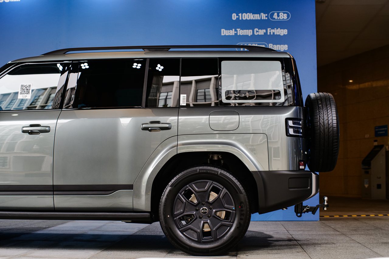 Thân xe BYD Ti7 nhìn ngang kiểu SUV vuông vức