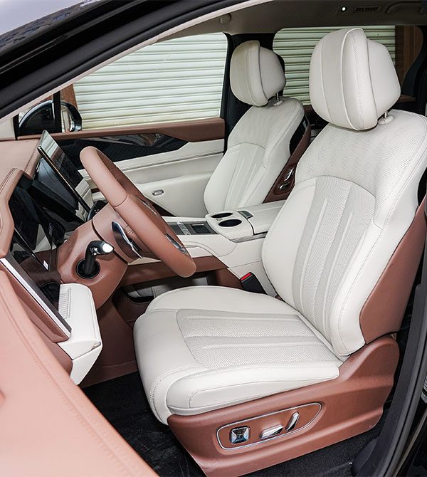 Nội thất BYD M9 ghế lái da thật màu cognac trắng kem