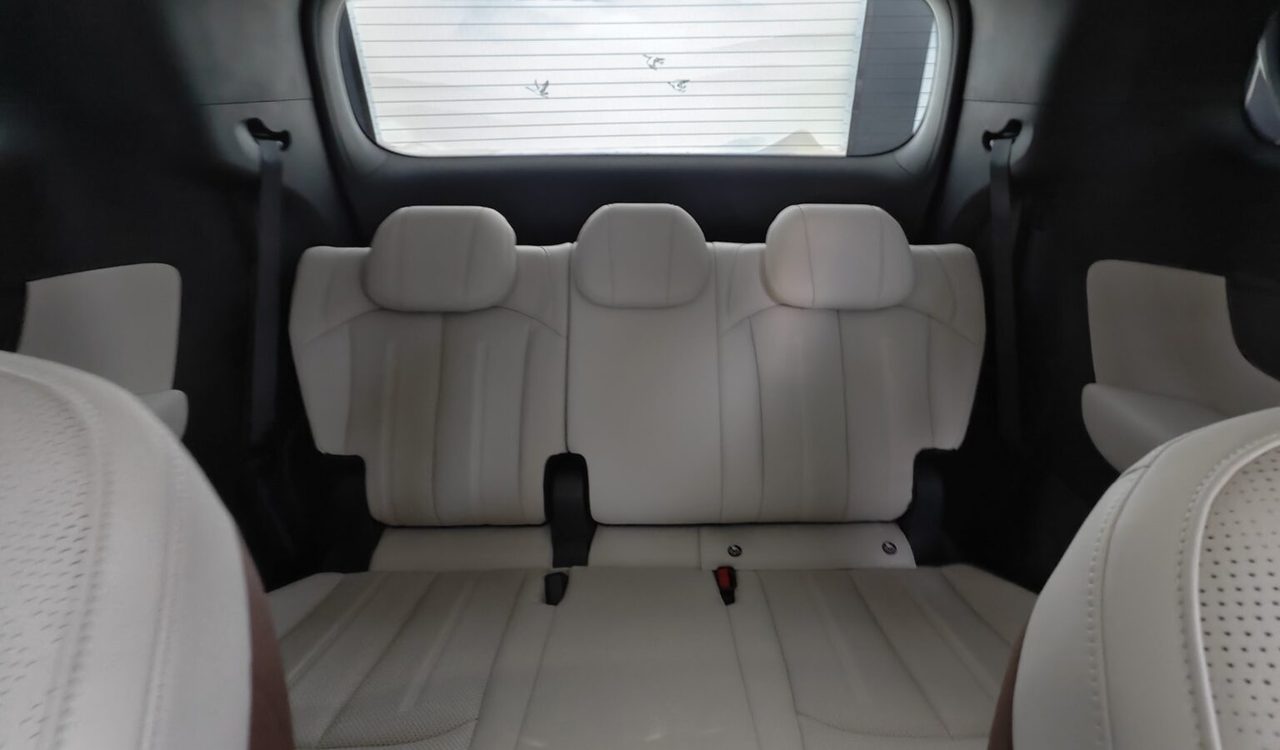 Nội thất BYD M9 hàng ghế thứ 3 da trắng rộng rãi