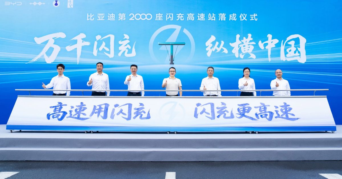 Lễ khánh thành trạm sạc siêu nhanh cao tốc thứ 2.000 của BYD ngày 24/09/2026