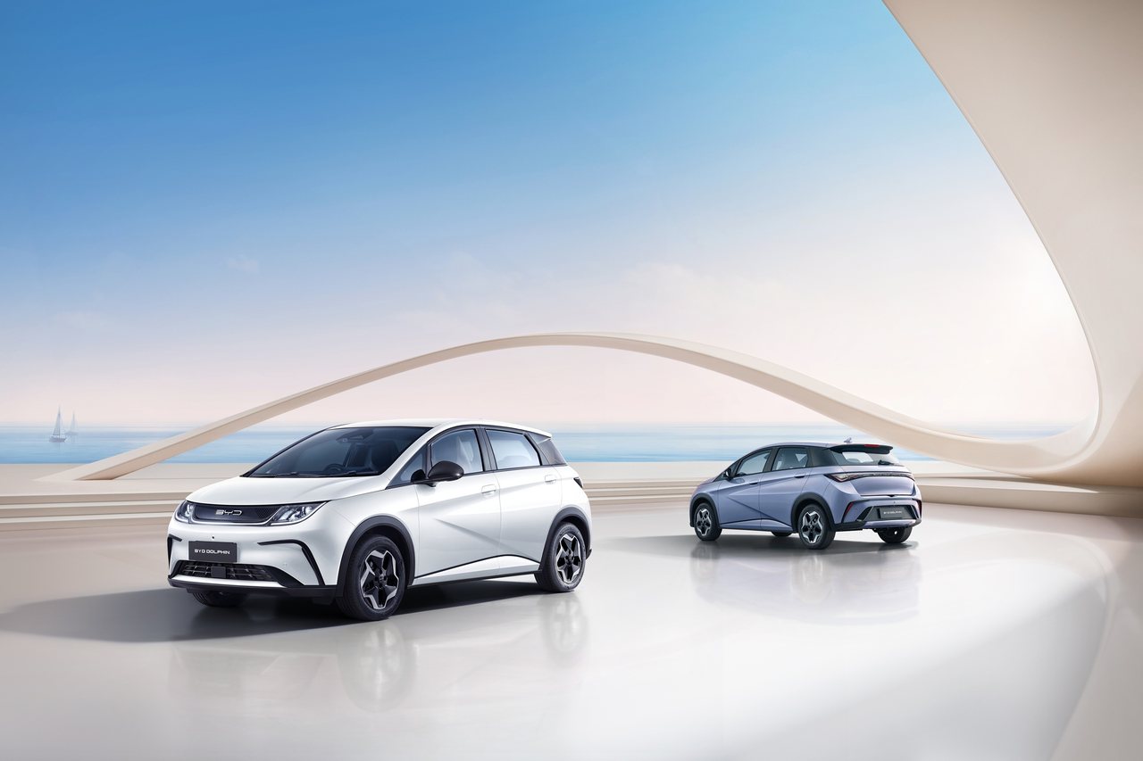 BYD Dolphin 2026 hatchback thuần điện màu trắng, pin Blade 50,25 kWh chạy 435 km