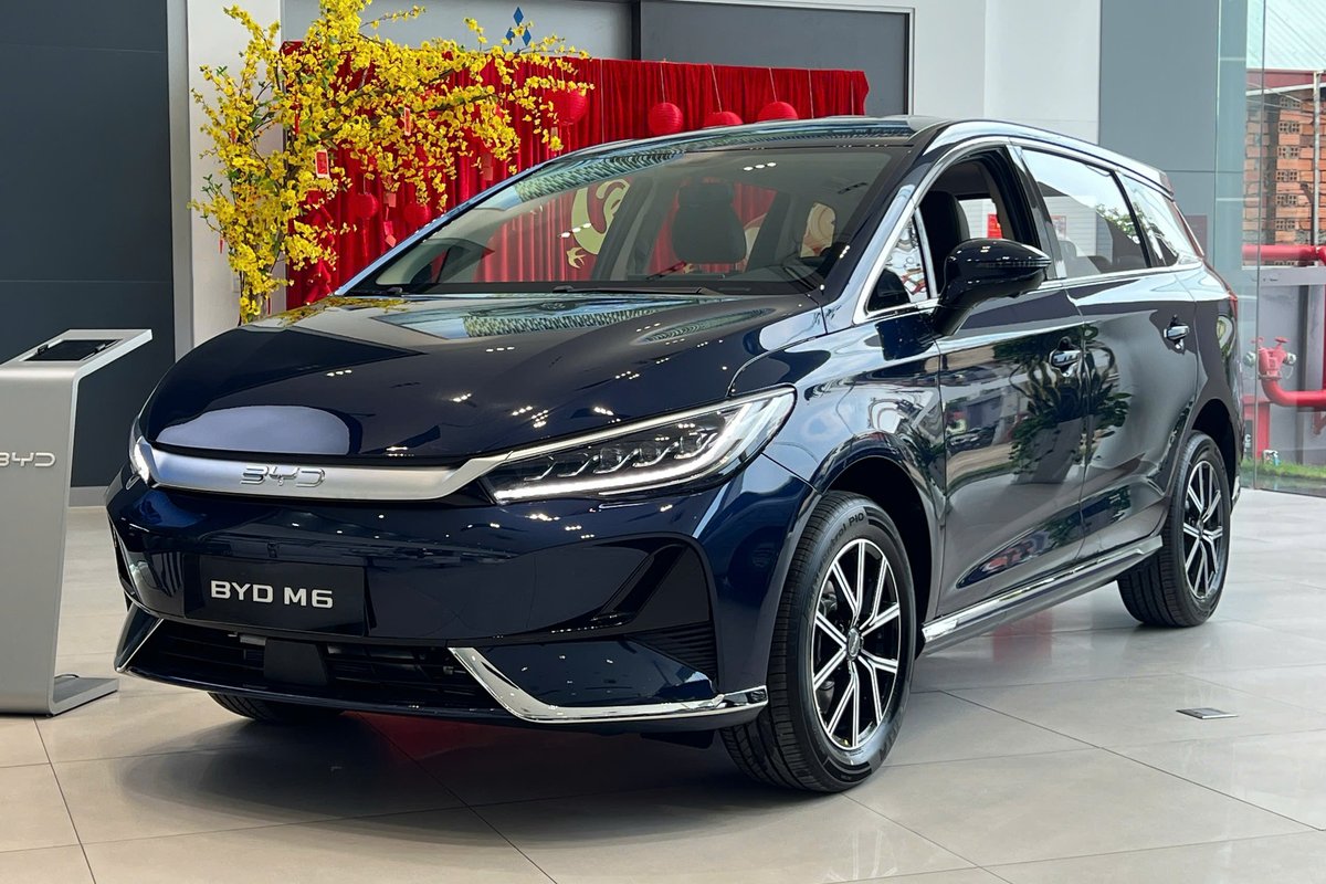 BYD M6 màu xanh Quartz Blue tại showroom, MPV thuần điện 7 chỗ giá 756 triệu