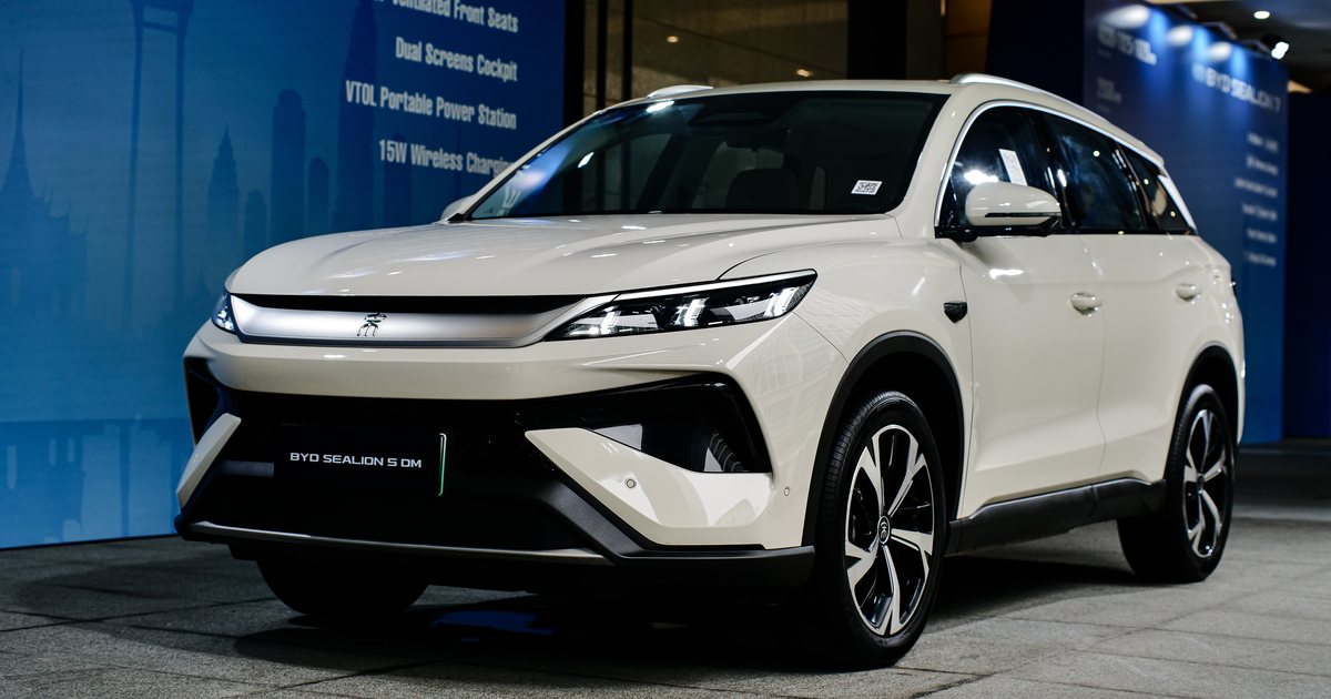 Giá xe BYD Sealion 5 DM-i 2026 – ngoại thất màu trắng góc 3/4 trước tại sự kiện