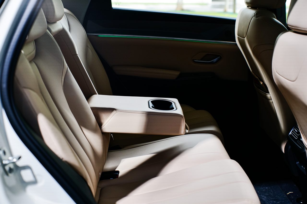 Hàng ghế sau BYD Sealion 5 DM-i bọc da, bệ tì tay trung tâm