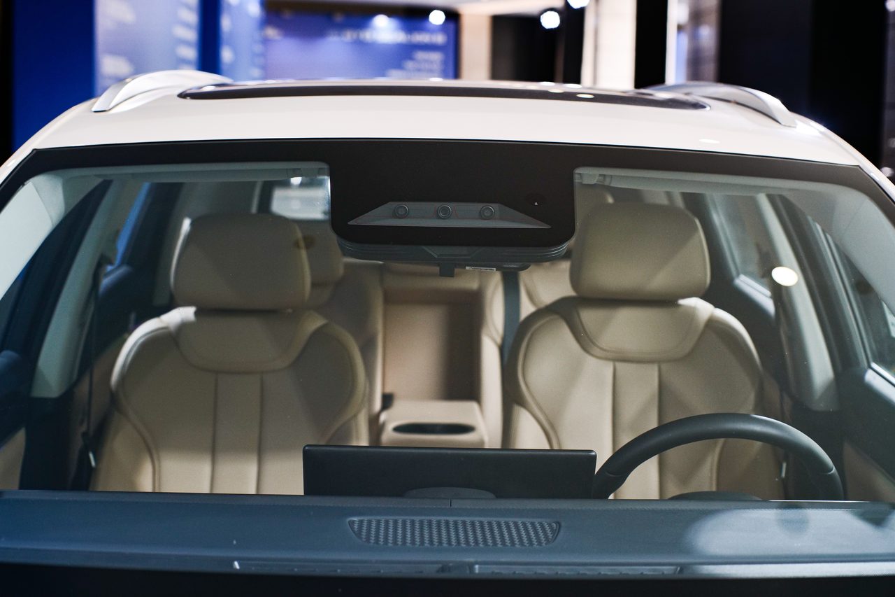 Khoang cabin BYD Sealion 5 DM-i nhìn từ trên xuống, nội thất hai tông màu kem