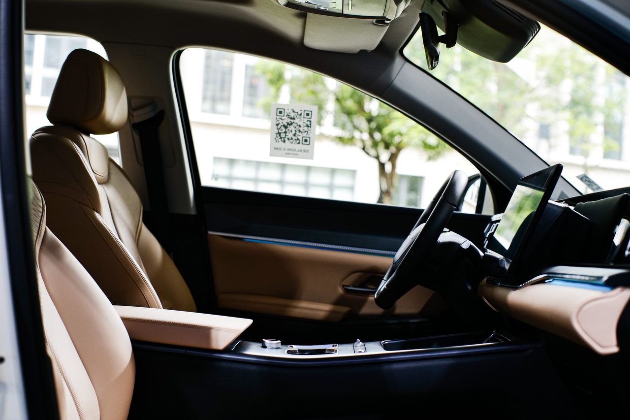 Khoang lái BYD Sealion 5 DM-i với ghế bọc da màu kem và cần số dạng lẫy