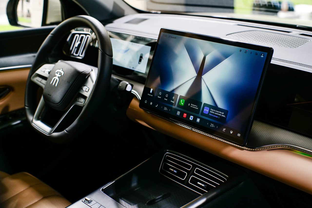 Màn hình giải trí xoay 12,8 inch trên BYD Sealion 5 DM-i bản Premium