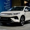 BYD Sealion 5 DM-i màu trắng Arctic White góc ba phần tư phía trước, SUV hạng C plug-in hybrid