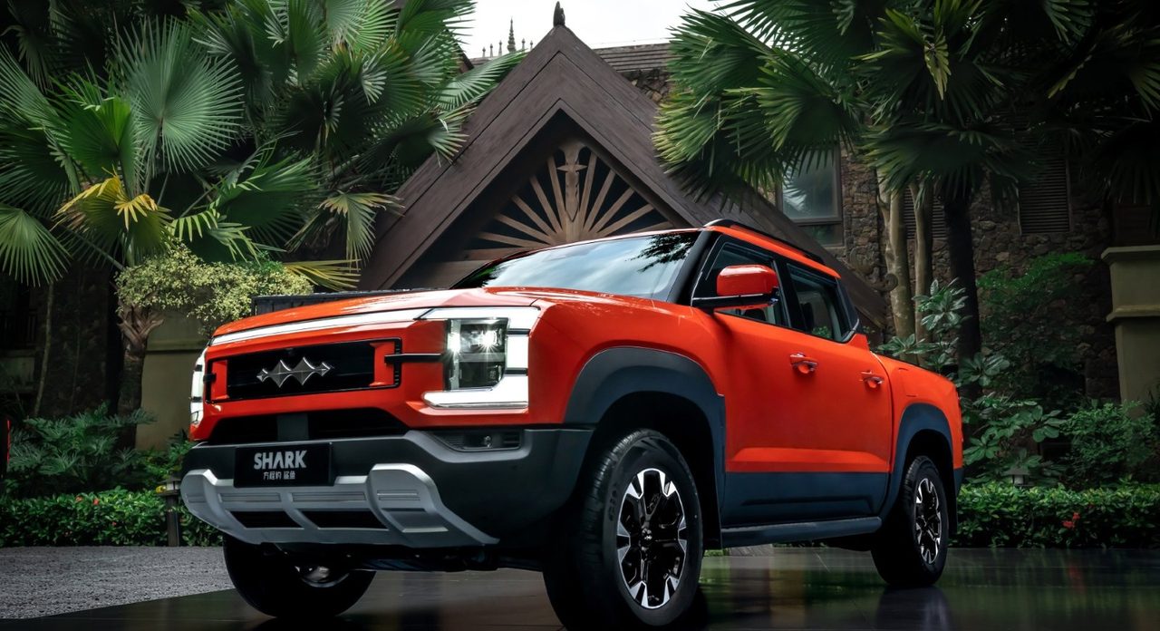 BYD Shark 2026 bán tải PHEV Fang Cheng Bao màu cam góc 3/4 trước