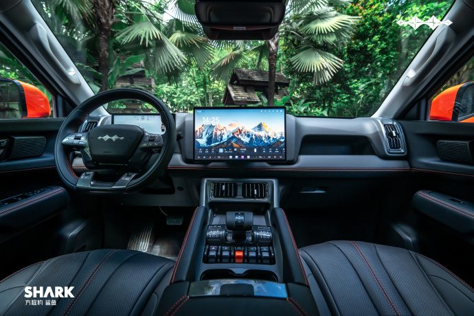 Nội thất khoang lái BYD Shark 2026 bản Trung Quốc với màn hình trung tâm
