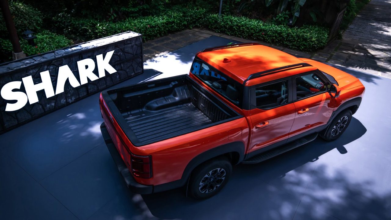 BYD Shark 2026 màu cam nhìn từ trên xuống, lộ thùng hàng 1.520 mm và nóc cabin kép