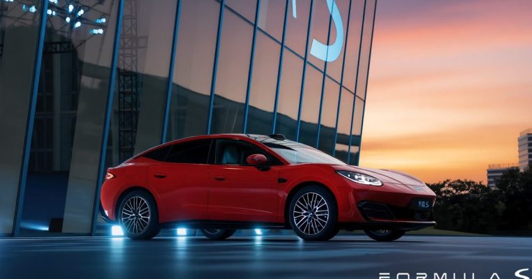 Fang Cheng Bao Formula S 2026 mau do - sedan dien BYD dau Xiaomi SU7