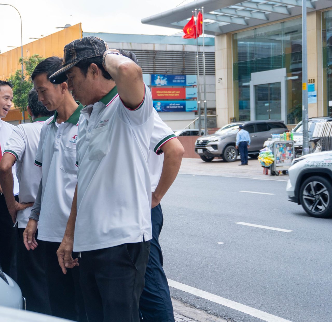 Tài xế taxi Vinasun trao đổi khi tìm hiểu xe điện BYD