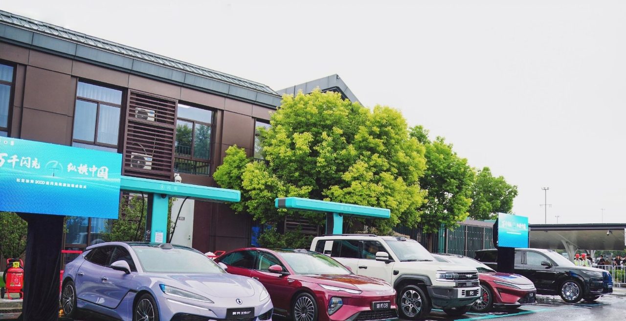 Trạm sạc siêu nhanh BYD 1.500 kW trên cao tốc Trung Quốc với nhiều mẫu xe đang sạc