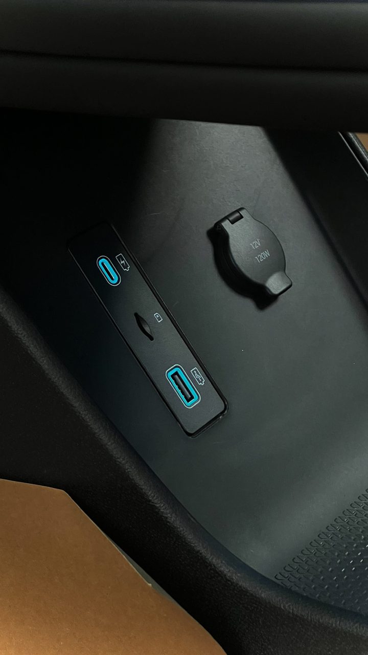 Cổng sạc USB-C cho hàng ghế sau BYD Atto 2 2026 — ảnh thực tế
