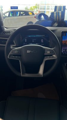 Vô lăng và đồng hồ kỹ thuật số BYD Atto 2 2026 — ảnh thực tế