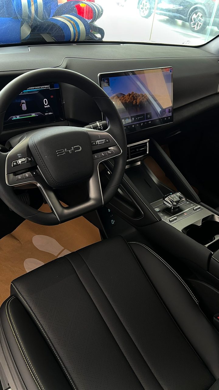 Nội thất toàn đen mới BYD Atto 2 2026 — khoang lái ảnh thực tế