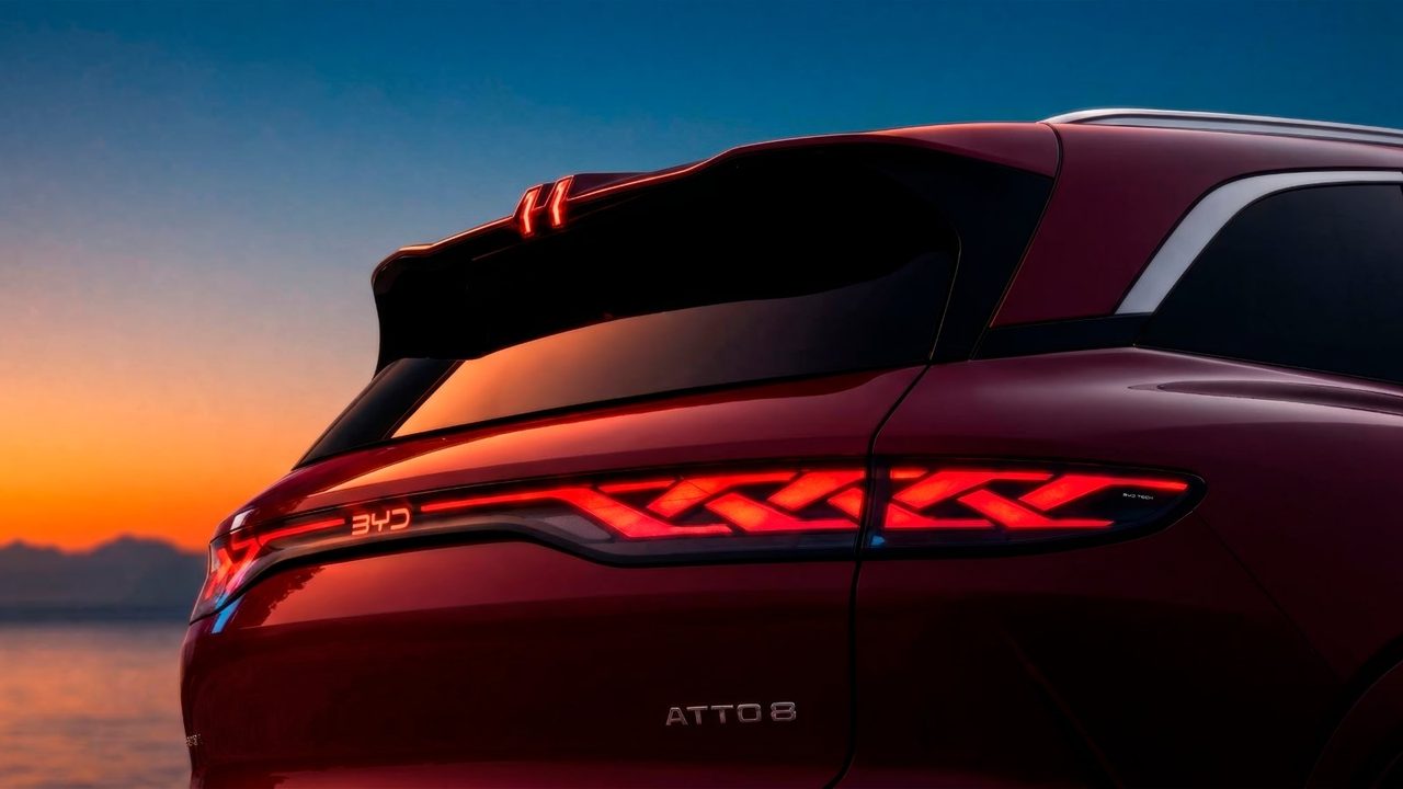 Cụm đèn hậu và logo Atto 8 trên SUV điện 7 chỗ của BYD