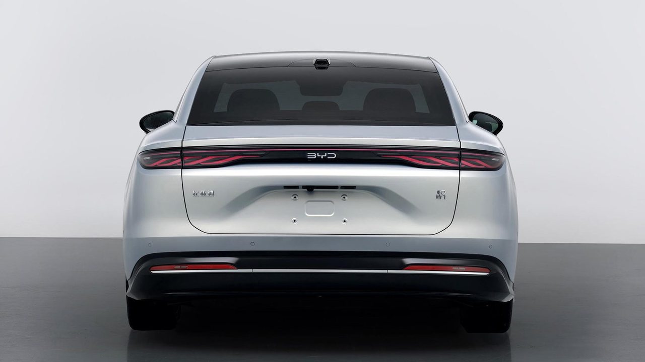 Đuôi xe BYD Han thế hệ mới với dải đèn hậu chạy ngang toàn bộ chiều rộng