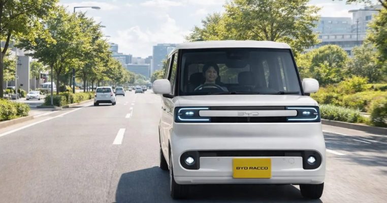 BYD Racco kei-car điện màu trắng chạy trên phố Nhật Bản