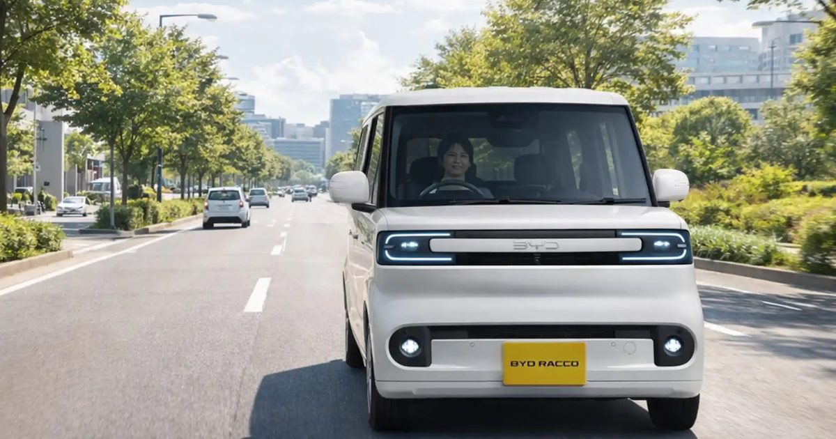 BYD Racco kei-car điện màu trắng chạy trên phố Nhật Bản