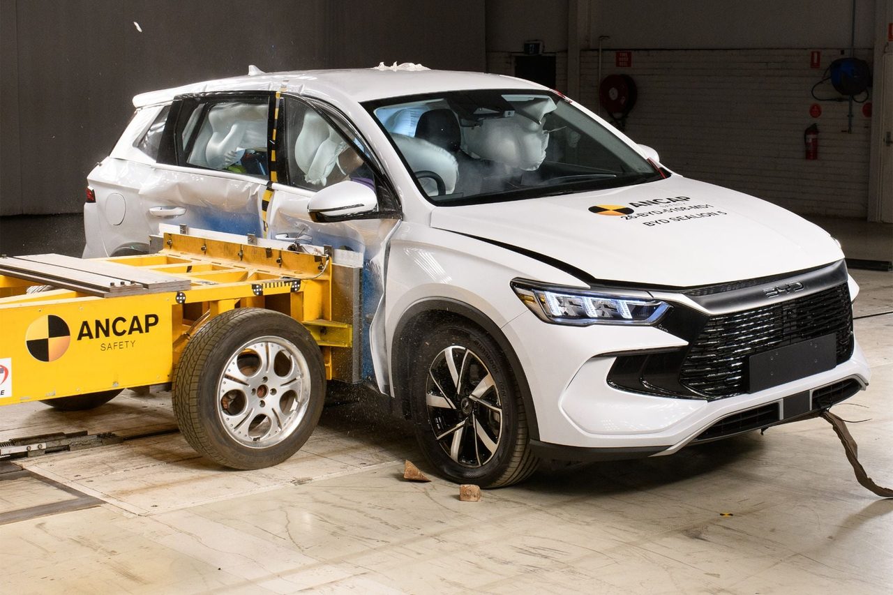 BYD Sealion 5 trong bài thử va chạm bên hông của ANCAP, túi khí rèm bung che kín cửa sổ